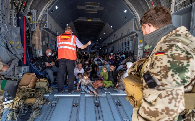 Người dân Afghanistan trên máy bay vận tải Airbus A400 tại Tashkent, Uzbekistan, ngày 18/8. Ảnh: Reuters