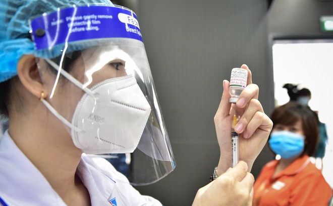 Bộ Y tế yêu cầu các địa phương khẩn trương tiêm vắc xin cho phụ nữ mang thai và đang cho con bú - Ảnh Việt Hùng.