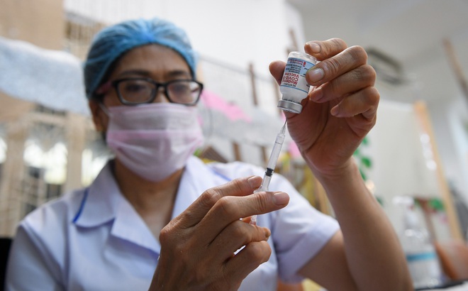 Triển trai tiêm vắc xin phòng COVID-19 cho người dân - Ảnh Việt Hùng.
