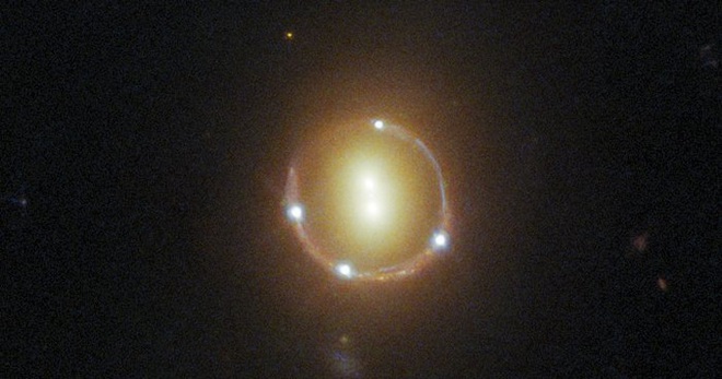 NASA/ESA chụp được 2 quái vật vũ trụ bẻ cong không - thời gian - Ảnh 1.