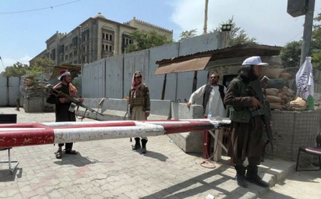 Lực lượng Taliban tại một chốt kiểm tra ở Kabul, Afghanistan ngày 17/8. Ảnh: Reuters