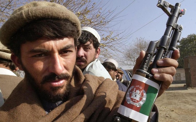 Một tay súng thuộc lực lượng đối kháng với Taliban. Ảnh: Reuters