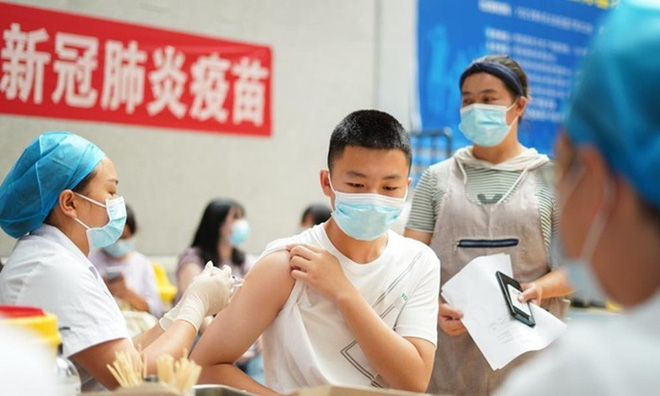 Trung Quốc đã tiêm bao nhiêu liều vaccine Covid-19?; Việt Nam là 1 trong 3 quốc gia ĐNA làm được điều tự hào - Ảnh 1.