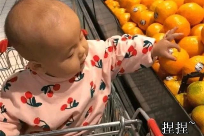 Con gái tò mò bóp nát trái cây trong siêu thị, mẹ khiến cô bé khóc thét xin chừa - Ảnh 2.