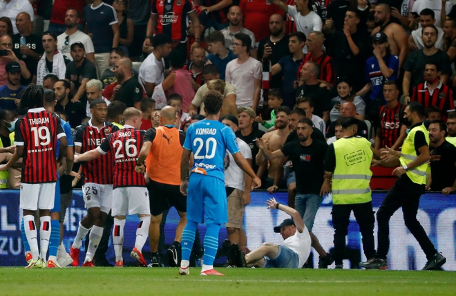 Trận đấu ở Ligue 1 bị hủy bỏ vì các cổ động viên tấn công cầu thủ - Ảnh 7.
