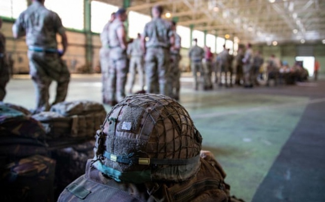 Binh sĩ của Mỹ và Anh được triển khai để hỗ trợ sơ tán nhân viên ĐSQ và công dân tại Afghanistan. Ảnh: AP