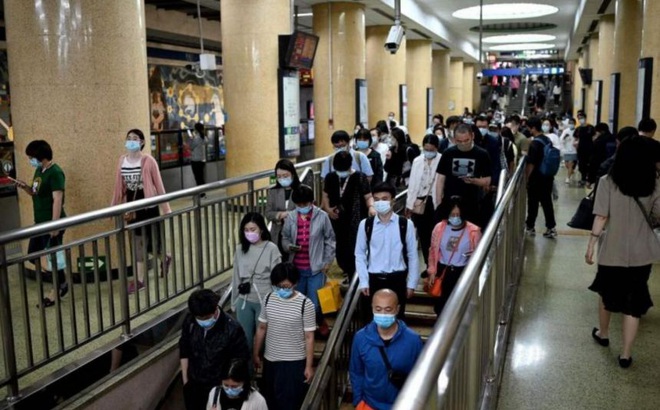 Người dân đeo khẩu trang khi đi tàu điện ngầm ở Trung Quốc. Ảnh: AFP