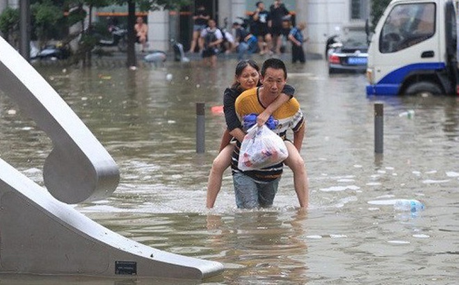 Lũ lụt ở TP Trịnh Châu, tỉnh Hà Nam ngày 21-7. Ảnh: Reuters