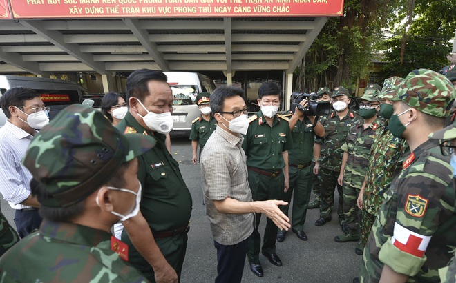 Phó Thủ tướng Vũ Đức Đam động viên các học viên Học viện Quân y vào chi viện cho các cơ sở điều trị, trạm y tế lưu động trên địa bàn quận Bình Thạnh. Ảnh Đình Nam.