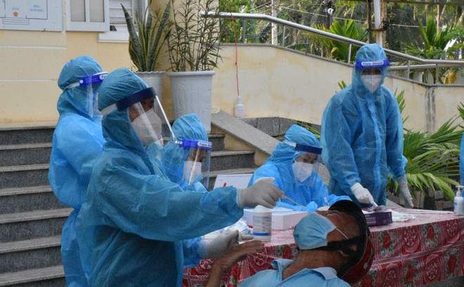 Nhân viên y tế Bình Định lấy mẫu xét nghiệm Covid-19 cho người dân địa phương