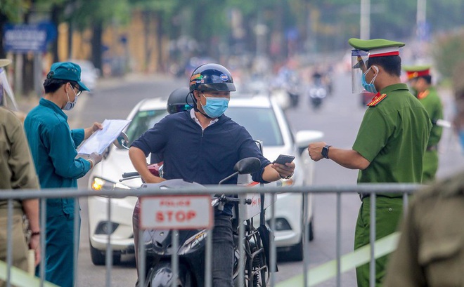 Hà Nội yêu cầu siết chặt kiểm tra giấy đi đường, xử lý nghiêm người vi phạm trong thời gian giãn cách ở Hà Nội. Ảnh: Duy Phạm