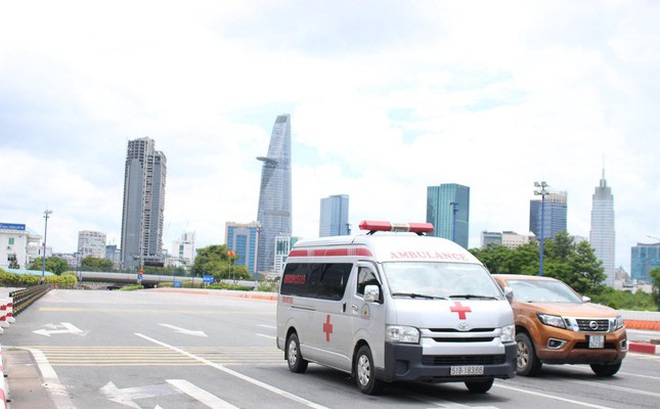 Tiếng còi xe cứu thương trên đường đang trở thành nỗi ám ảnh của người dân trong đại dịch.