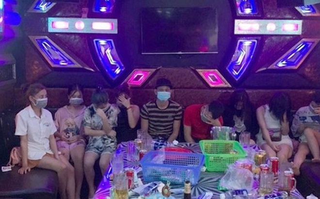 Nhóm nam, nữ thanh niên tụ tập hát karaoke vi phạm phòng, chống dịch