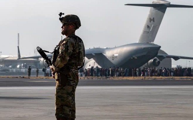 Lực lượng an ninh của Không quân Mỹ tại Sân bay Quốc tế Hamid Karzai [Taylor Crul / US Air Force / AFP]