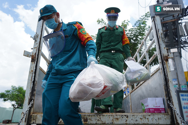 Bộ đội đi chợ hộ, gõ cửa giao tận nhà cho dân TP.HCM: Nhiều khó khăn nhưng vì bà con sẽ cố gắng hết mình - Ảnh 4.