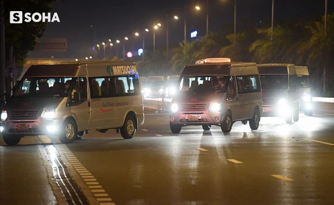 Phó Tổng thống Mỹ Harris đã lên đường đến Việt Nam - Đoàn xe của đặc vụ Mỹ rời khách sạn tới sân bay Nội Bài - Ảnh 2.