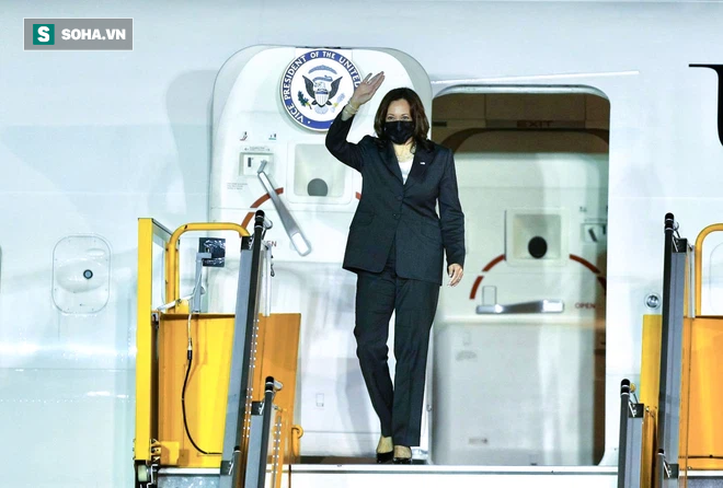 NÓNG: Hình ảnh đầu tiên của Phó Tổng thống Harris tại Việt Nam - Đoàn xe hộ tống đã rời sân bay Nội Bài - Ảnh 2.
