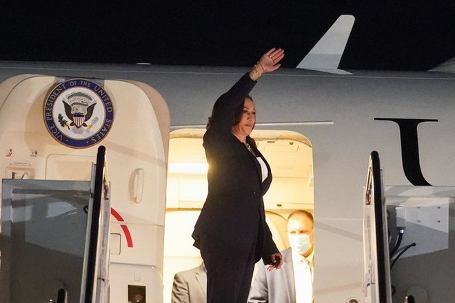 Phó Tổng thống Mỹ Harris đã lên đường đến Việt Nam - Đoàn xe của đặc vụ Mỹ tới sân bay Nội Bài - Ảnh 1.
