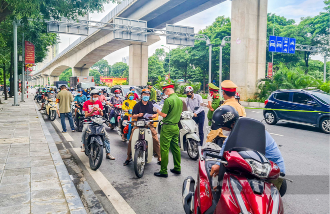 Hà Nội: Muôn kiểu né chốt kiểm soát - Ảnh 2.