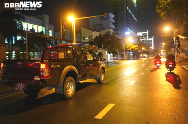 Lái xe cấp cứu 115 ở Hà Nội dương tính Covid-19. Ngày đầu tiên TP HCM tăng cường giãn cách, số người ra đường giảm 85% - Ảnh 1.