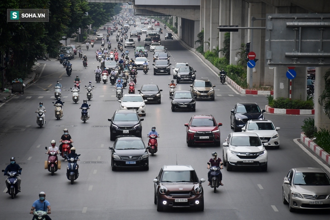 Hà Nội nhiều phố đông đúc trong thời gian giãn cách xã hội. Ngày đầu tiên TP HCM tăng cường giãn cách, số người ra đường giảm 85% - Ảnh 1.