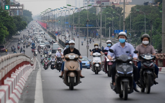 Hà Nội nhiều phố đông đúc trong thời gian giãn cách xã hội. Ngày đầu tiên TP HCM tăng cường giãn cách, số người ra đường giảm 85% - Ảnh 2.