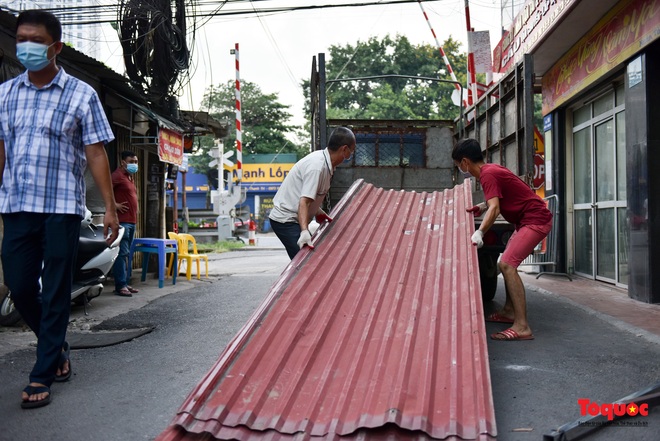 Bức tường tôn cao 2 m, dài 200m chia đôi đường tại Hà Nội để... phòng dịch được tháo bỏ - Ảnh 12.