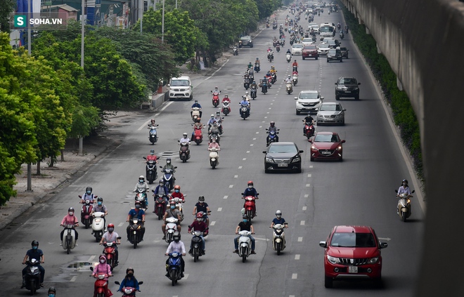 Hà Nội nhiều phố đông đúc trong thời gian giãn cách xã hội. Ngày đầu tiên TP HCM tăng cường giãn cách, số người ra đường giảm 85% - Ảnh 3.