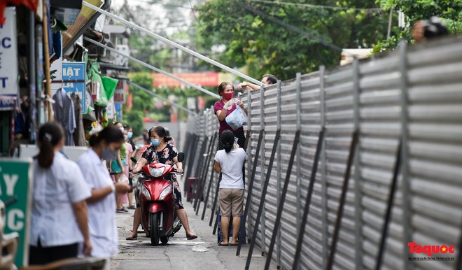 Bức tường tôn cao 2 m, dài 200m chia đôi đường tại Hà Nội để... phòng dịch được tháo bỏ - Ảnh 4.