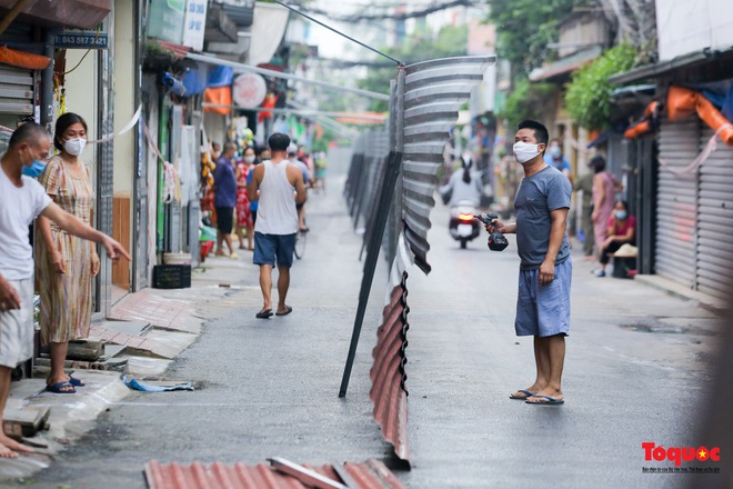 Bức tường tôn cao 2 m, dài 200m chia đôi đường tại Hà Nội để... phòng dịch được tháo bỏ - Ảnh 5.