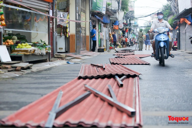 Bức tường tôn cao 2 m, dài 200m chia đôi đường tại Hà Nội để... phòng dịch được tháo bỏ - Ảnh 7.