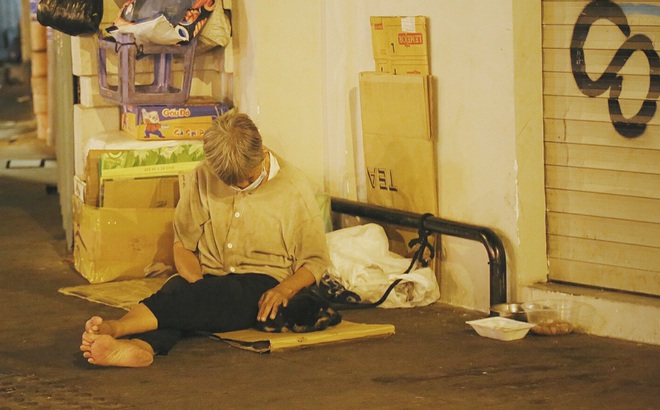 Người vô gia cư trong đêm đầu Sài Gòn giãn cách (Ảnh: K14)