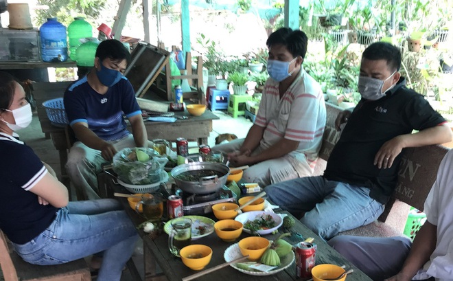 Nhóm người cùng ông Hứa Thanh Long-Hiệu trưởng trường tiểu học – THCS Trần Quang Khải tổ chức ăn nhậu tại căng tin trường. Ảnh: CTV