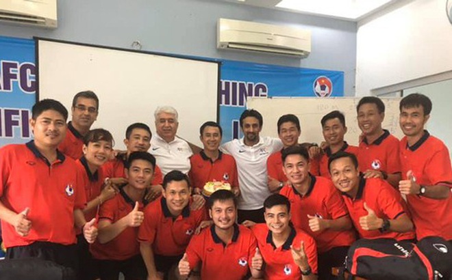 Giảng viên AFC Hossein Shams (áo trắng, bên trái) được xác nhận dương tính Covid-19