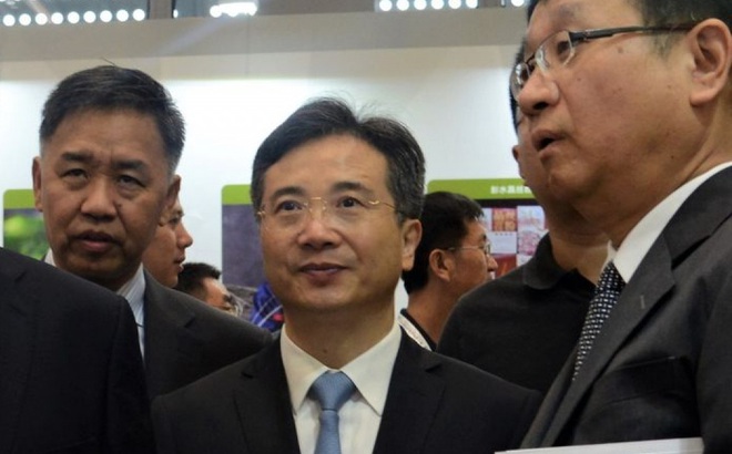Ông Chu Giang Dũng (giữa) trong một cuộc họp ở Hàng Châu năm 2019 (Ảnh: ImagineChina)