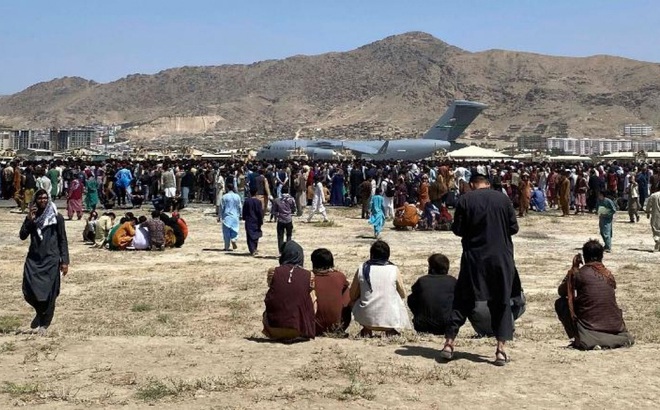 Hàng trăm người tập trung gần một máy bay vận tải C-17 của Không quân Mỹ quanh một sân bay quốc tế tại Kabul, Afghanistan ngày 16/8. Ảnh: CNN