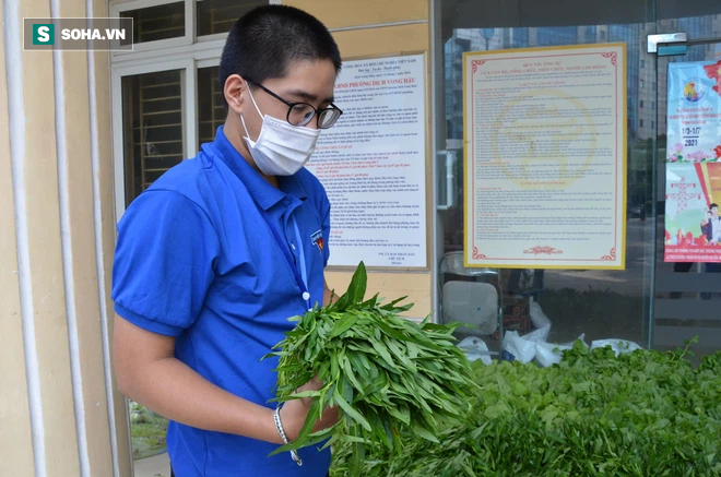 Phường cử dân phòng, tổ trưởng dân phố đi phát thực phẩm cho lao động nghèo, sinh viên khó khăn - Ảnh 5.