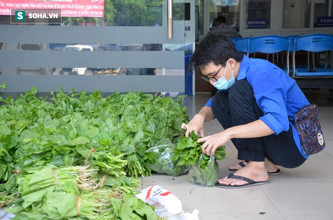 Phường cử dân phòng, tổ trưởng dân phố đi phát thực phẩm cho lao động nghèo, sinh viên khó khăn - Ảnh 6.