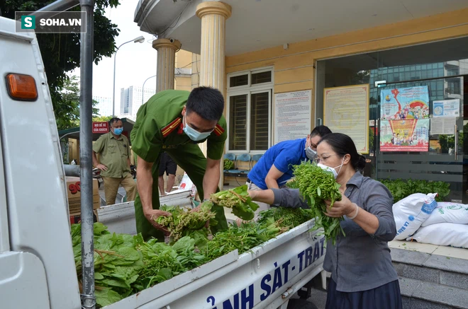 Phường cử dân phòng, tổ trưởng dân phố đi phát thực phẩm cho lao động nghèo, sinh viên khó khăn - Ảnh 11.