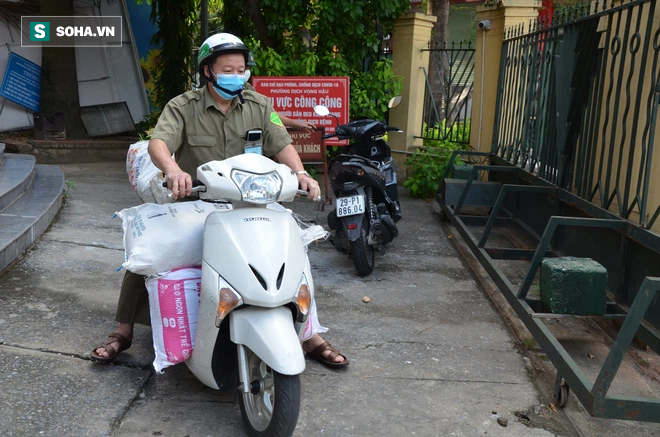 Phường cử dân phòng, tổ trưởng dân phố đi phát thực phẩm cho lao động nghèo, sinh viên khó khăn - Ảnh 13.