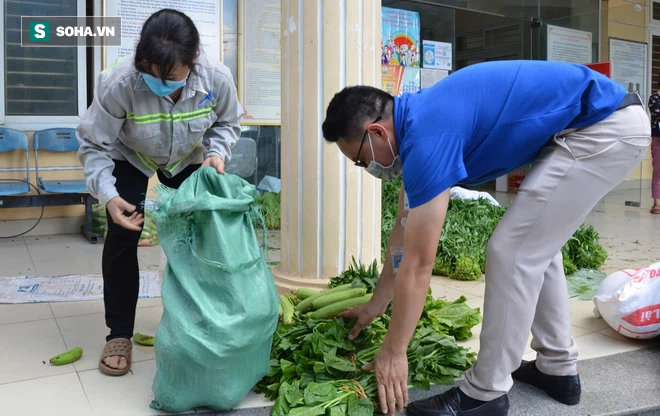 Phường cử dân phòng, tổ trưởng dân phố đi phát thực phẩm cho lao động nghèo, sinh viên khó khăn - Ảnh 16.