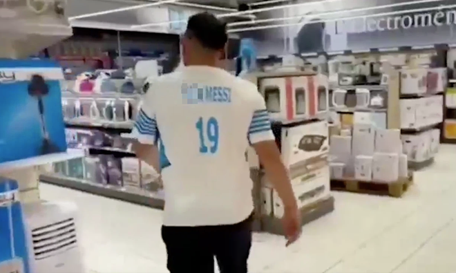 Fan cuồng Marseille mặc áo xúc phạm Messi, đập phá cửa hàng đồ điện tử - Ảnh 1.