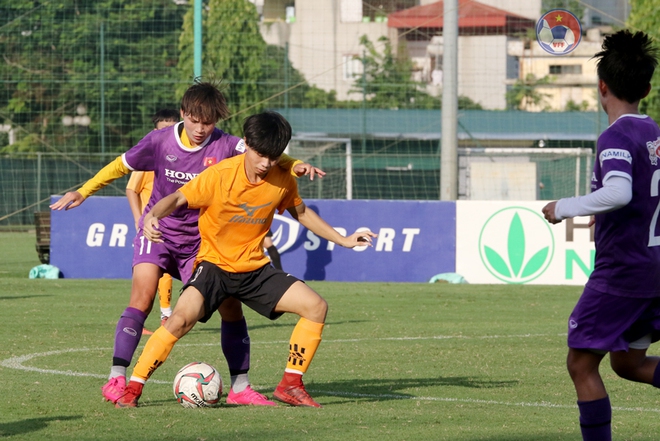 Huỳnh Như ghi bàn, tuyển nữ Việt Nam vẫn để thua U15 nam Futsal trong trận tái đấu - Ảnh 1.