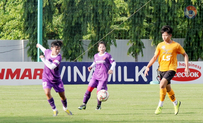 Huỳnh Như ghi bàn, tuyển nữ Việt Nam vẫn để thua U15 nam Futsal trong trận tái đấu - Ảnh 3.