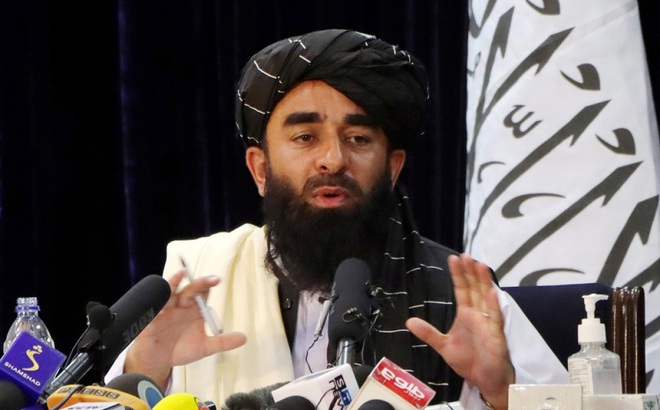 Người phát ngôn Taliban Zabihullah Mujahid tại buổi họp báo (Ảnh: Reuters)