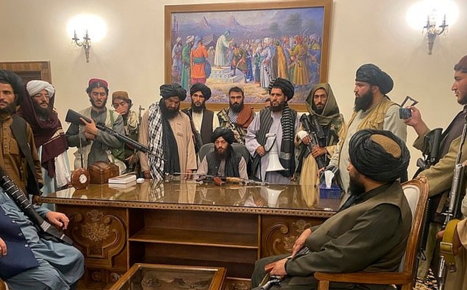 Zakir có thể là nhân vật thứ 5 từ trái sang trong bức ảnh các chiến binh Taliban bên trong phủ tổng thống Afghanistan. Ảnh: AP.