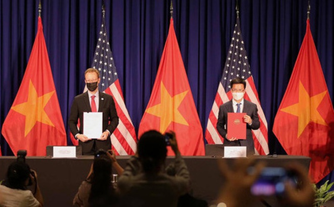 Phó Tổng thống Mỹ Kamala Harris và Chủ tịch UBND TP Hà Nội Chu Ngọc Anh dự lễ ký thỏa thuận thuê đất để xây dựng trụ sở mới của Đại sứ quán Mỹ tại Hà Nội - Ảnh: Ngô Nhung