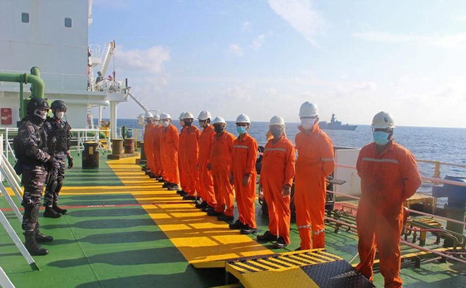 Hải quân Indonesia bắt giữ thuyền trưởng và 18 thành viên thuỷ thủ đoàn con tàu MT Strovolos. Ảnh: Hải quân Indonesia