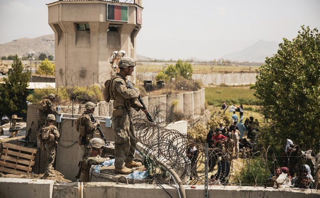 Binh sĩ Mỹ giám sát an ninh trong quá trình sơ tán tại sân bay quốc tế Hamid Karzai ở Kabul, Afghanistan ngày 20/8. Ảnh: AP