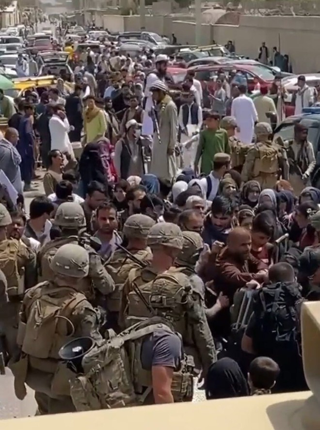 Video: Khoảnh khắc “không thể tin được” giữa lính Mỹ và tay súng Taliban ngoài sân bay Kabul - Ảnh 1.